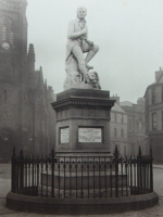 Burns' statue in Dumfries